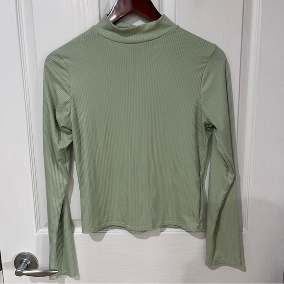 Olivia Rae light green long sleeve crop top size large - Picture 2 of 9